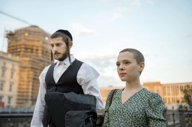 ''דחיתי את זה ונבהלתי מזה''. עם שירה האס ב''המורדת'' (צילום: Anika Molnar/Netflix) שירה האס ועמית רהב מתוך הסדרה 'המורדת'