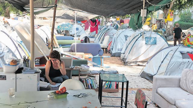 ''מחאה כלומניקית''. אוהלים ברוטשילד ב-2011