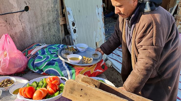 סולימאן מכין ארוחת בוקר במאהל, סמוך ליישוב קידר