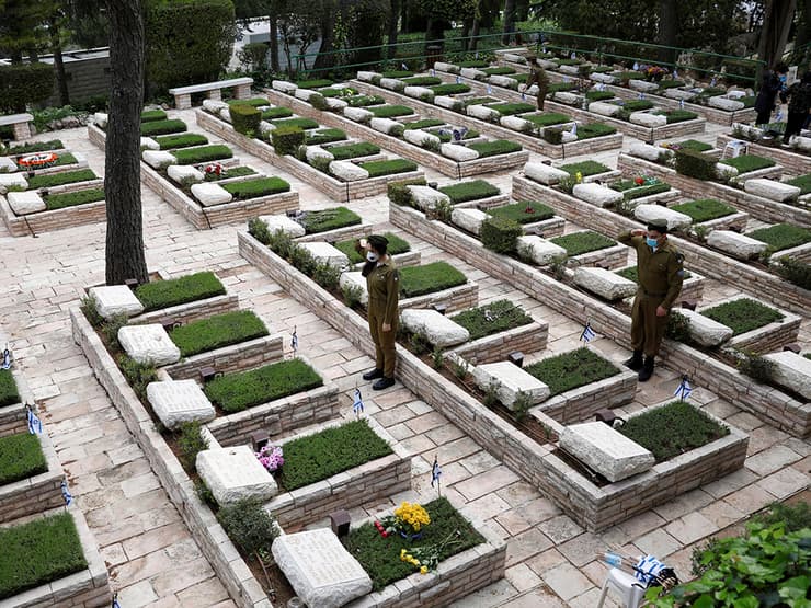 בחיילים בהר הרצל בירושלים לקראת יום הזיכרון