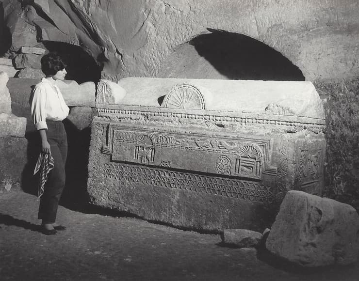  מטיילת במערת הסרקופגים בבית שערים, שנות ה-60
