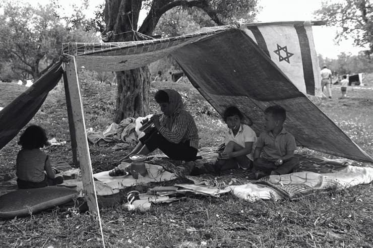 ילדים באוהל בגבעת יסעור, 1956