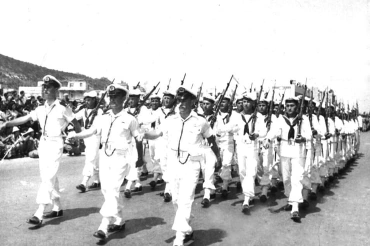 חיילי חיל הים צועדים בחיפה ביום העצמאות, 1953 