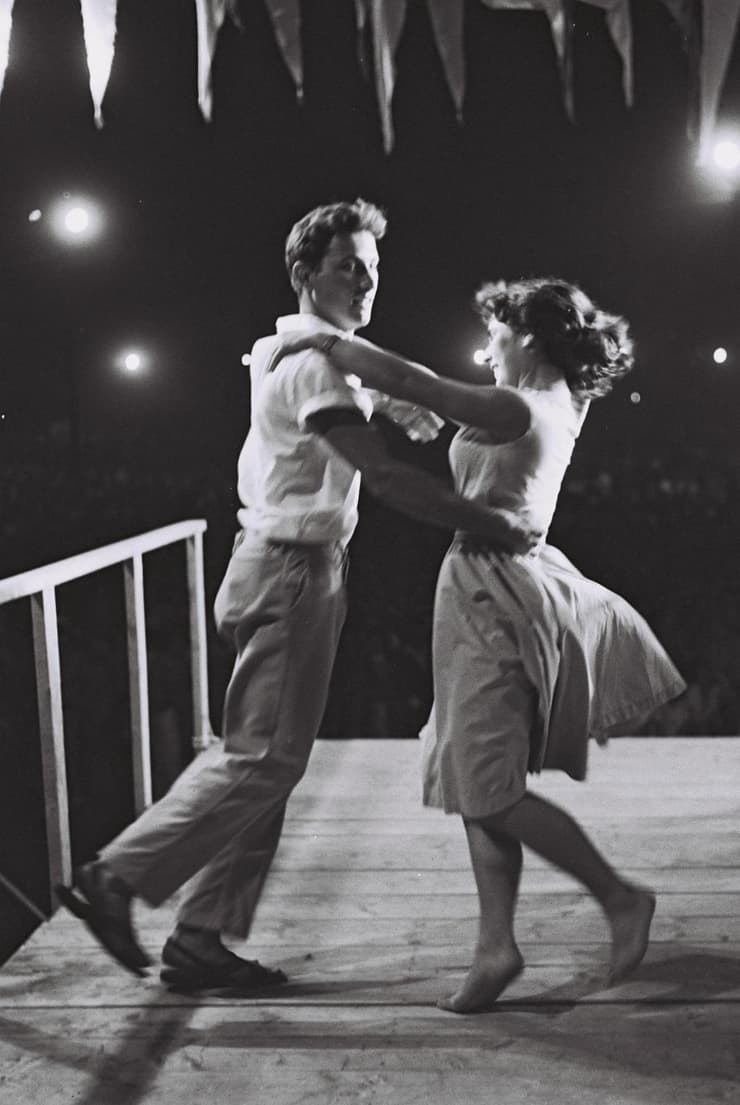זוג רוקד ברחובות תל אביב בערב יום העצמאות, 1960 