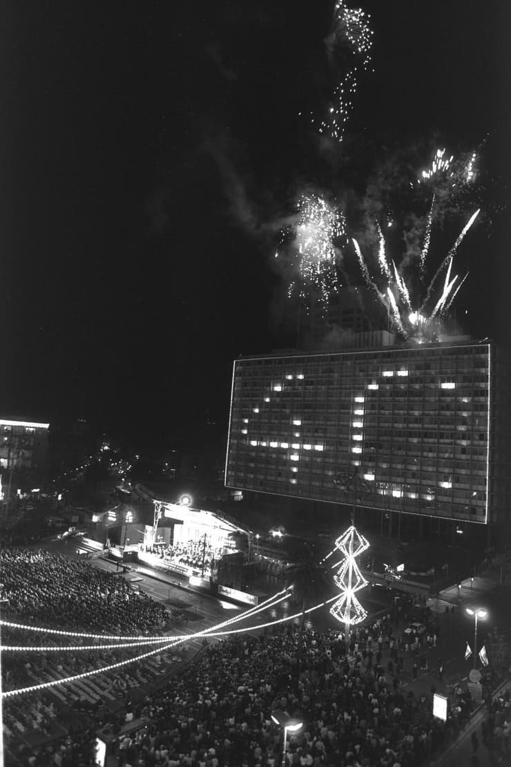 זיקוקי די נור בסיום קונצרט הפילהרמונית, כיכר מלכי ישראל בתל אביב, עצמאות 1988 
