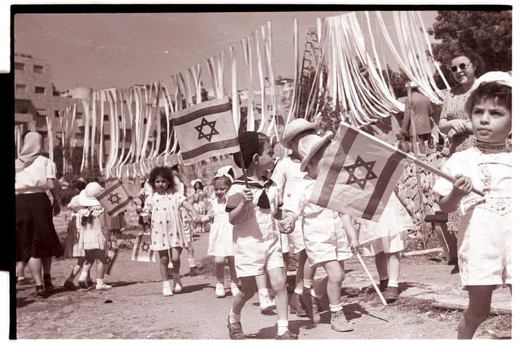 ילדים צועדים ברחובות ירושלים, 1950 