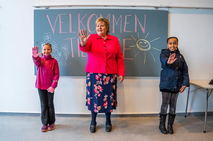 ראש ממשלת נורבגיה ארנה סולברג עם תלמידים בתי ספר נפתחו
