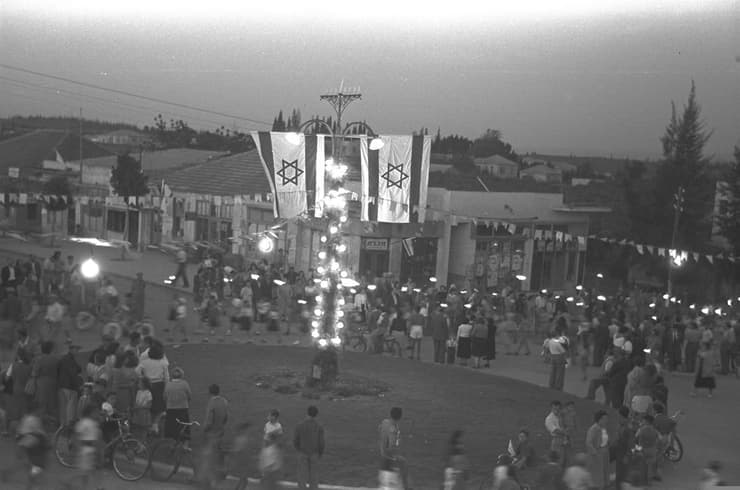אופוריה במיטבה: חגיגות העצמאות בכיכר המושבה בכפר סבא, 1951 