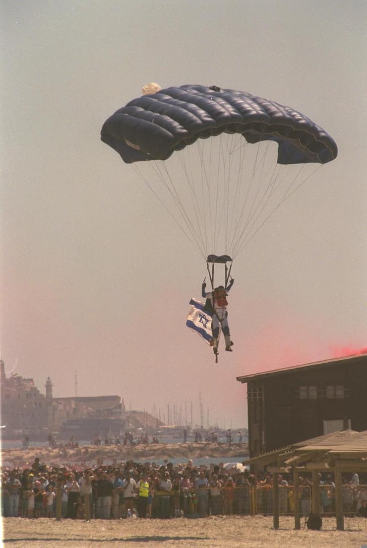 מסורת שהשתרשה עד היום: צנחן צונח עם דגל ישראל בחוף הים בתל אביב, עצמאות 2004 