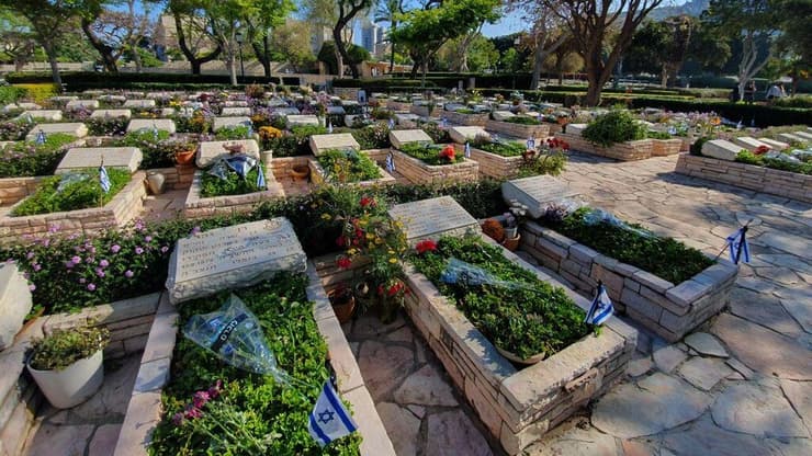 בית העלמין הצבאי בחיפה ריק ביום הזיכרון