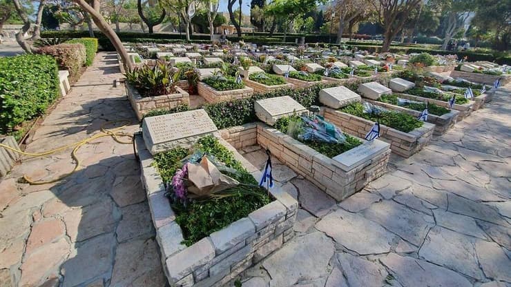 בית העלמין הצבאי בחיפה ריק ביום הזיכרון
