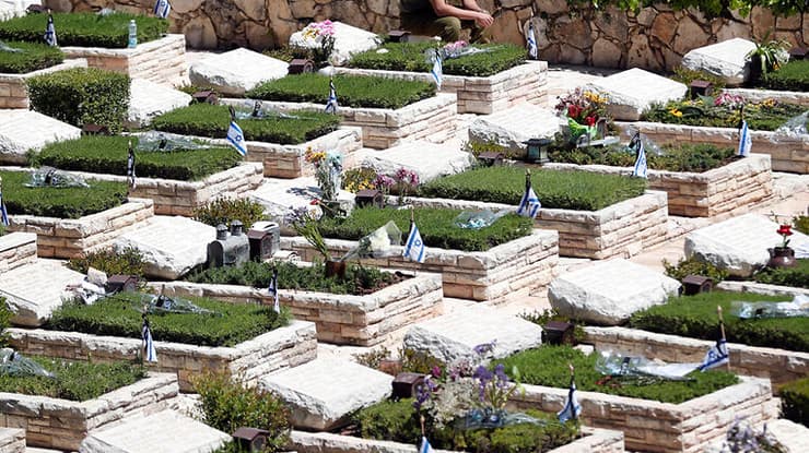 ירושלים אנשים עומדים בצפירת יום הזיכרון לחללי מערכות ישראל ברחבי הארץ