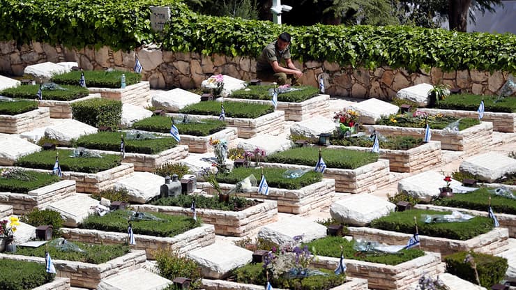ירושלים אנשים עומדים בצפירת יום הזיכרון לחללי מערכות ישראל ברחבי הארץ