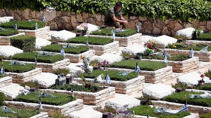 ירושלים אנשים עומדים בצפירת יום הזיכרון לחללי מערכות ישראל ברחבי הארץ
