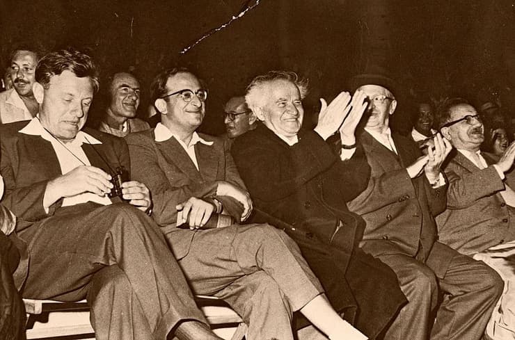 מימין לשמאל: יצחק בן-צבי, דוד בן-גוריון, יצחק נבון וטדי קולק בחידון התנ"ך הראשון, 1958