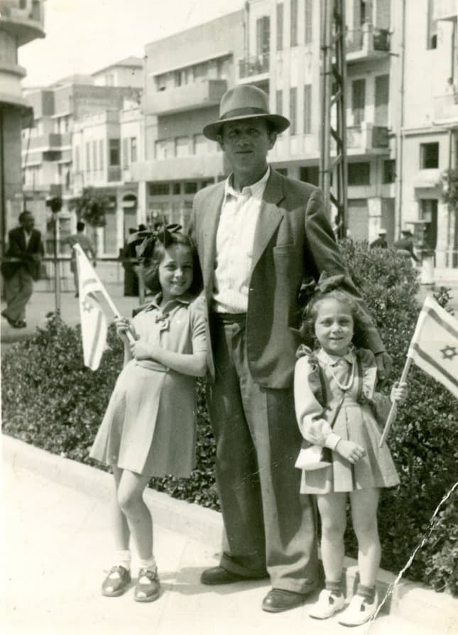 ילדות עם אביהן ביום העצמאות, 1949