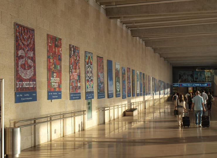 תערוכת כרזות יום העצמאות בנמל התעופה בן גוריון ביום העצמאות ה-60 למדינה