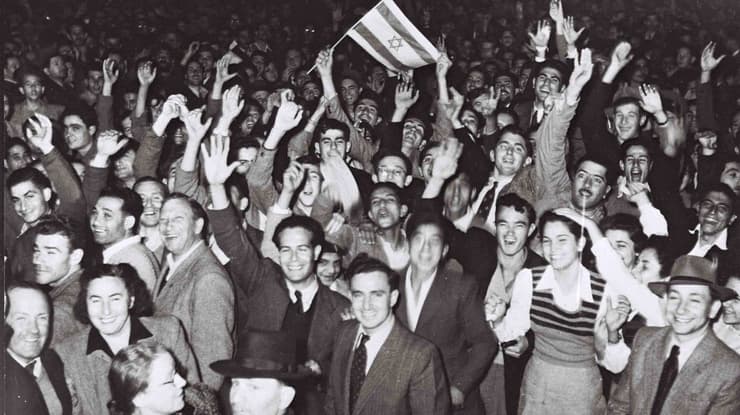 חגיגות ליד קולנוע מוגרבי בתל אביב, כ"ט בנובמבר 1947