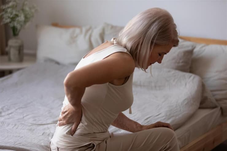 אישה מבוגרת עם כאבי גב