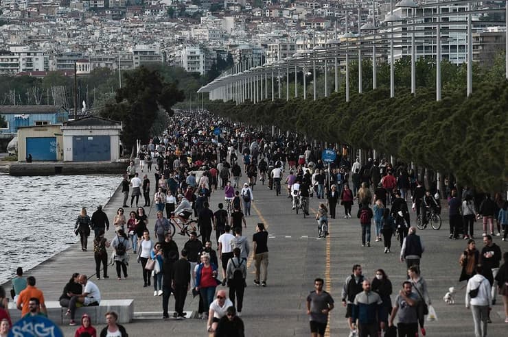 נגיף קורונה יוון תושבים מטיילים ב סלוניקי אחרי הקלת ההגבלות בסוף השבוע