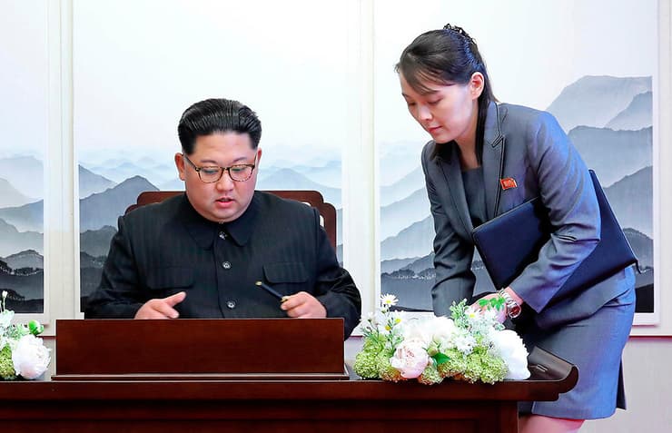ארכיון קים יו ג'ונג לצד אחיה קים ג'ונג און שליט צפון קוריאה 