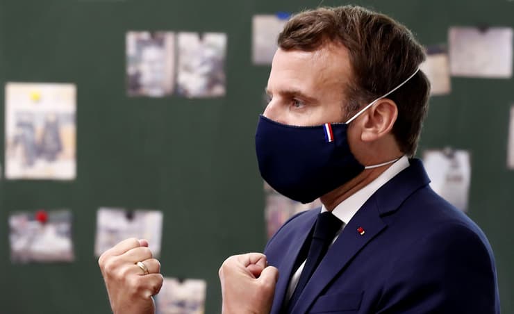 נשיא צרפת עמנואל מקרון עם מסכה ב בית ספר יסודי ליד פריז קורונה