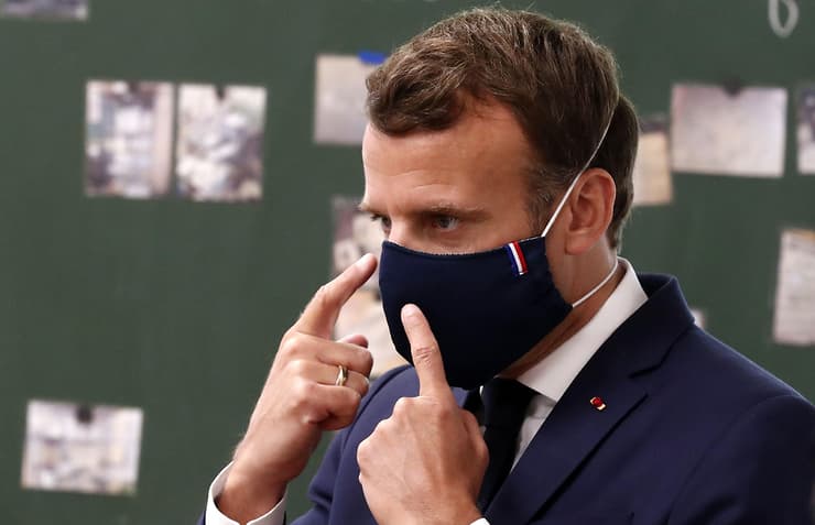 נשיא צרפת עמנואל מקרון עם מסכה ב בית ספר יסודי ליד פריז קורונה