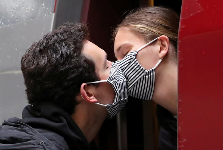 נשיקה עם מסכה מסכות ב רכבת ב בלגיה בריסל קורונה
