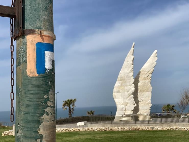 סימון תוואי שביל ישראל על רקע אנדרטת הניצחון בנתניה