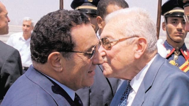 "במצרים בטוחים שלגברים הישראלים יש קרניים על הראש". עזר וייצמן ז"ל עם מובארק