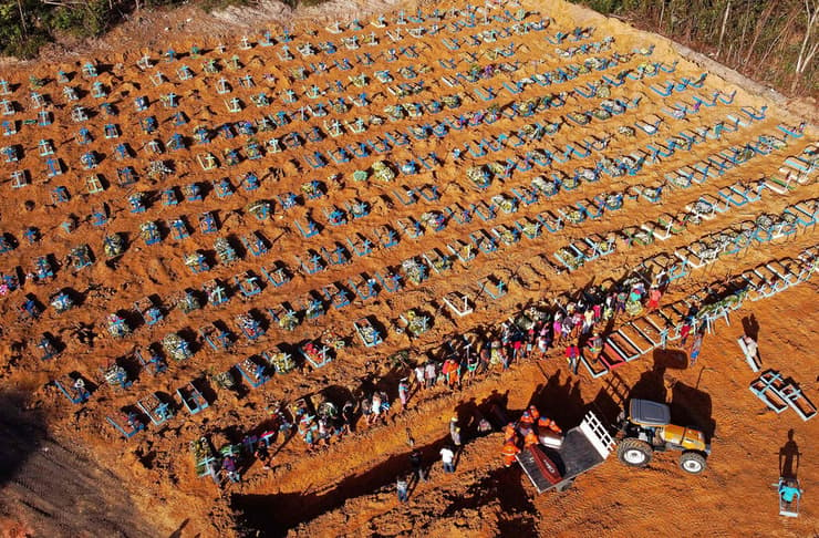 קברים לחולי קורונה בעיר מנאוס מדינת אמזונס ברזיל