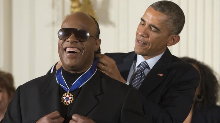 הנשיא אובמה מעניק לסטיבי וונדר את מדליית החירות הנשיאותית