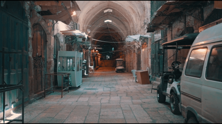 רחובותיה השוממים של העיר העתיקה בירושלים   