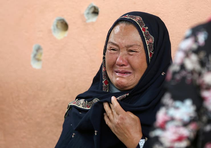 אפגניסטן קאבול אישה בוכה מחפשת קרובת משפחה ב פיגוע בית חולים מחלקת יולדות