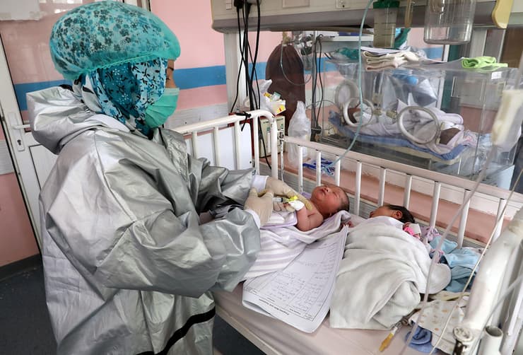 אפגניסטן קאבול אחות עם תינוקות שאיבדו את האימהות שלהם ב פיגוע בית חולים מחלקת יולדות