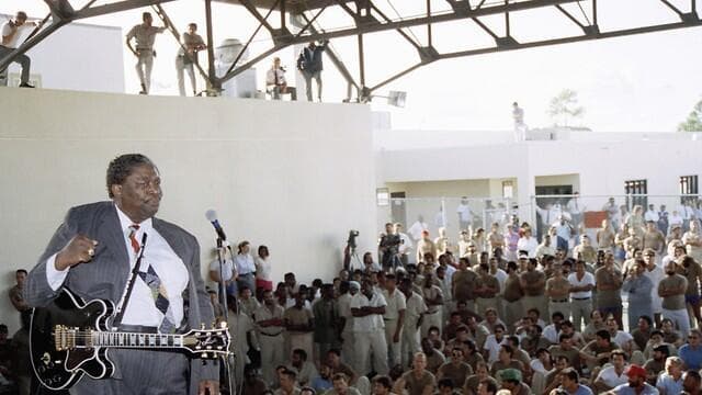 בי.בי קינג בהופעה בכלא במיאמי בשנת 1991