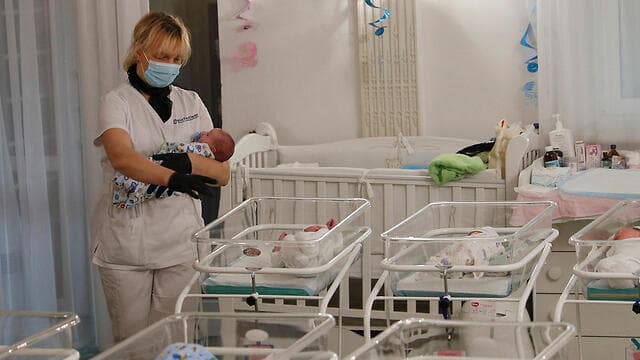 תינוקות שנולדו בהליך פונדקאות באוקראינה