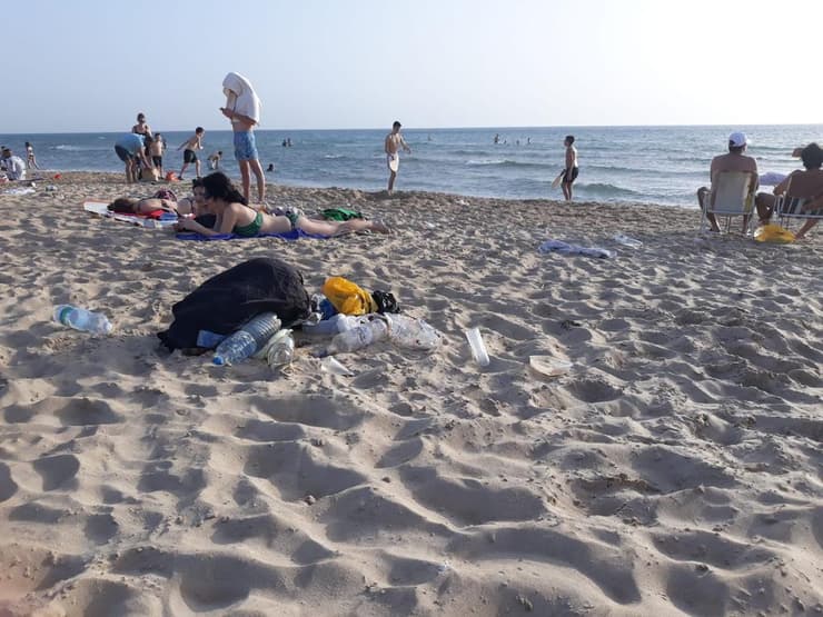 פסולת בחוף דרומית לחיפה