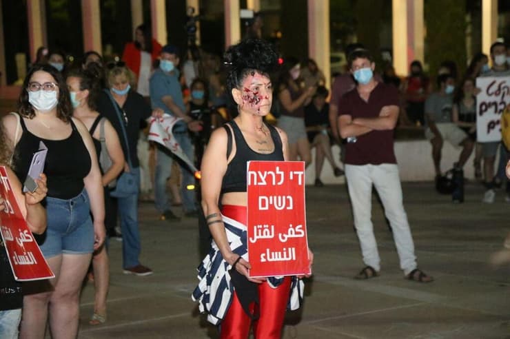 הפגנה נגד רצח נשים ברחבת הבימה בתל אביב