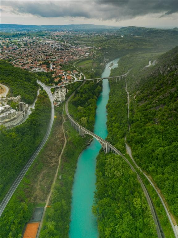 הגשר שחוצה את נהר הסוצ'ה, סלובניה