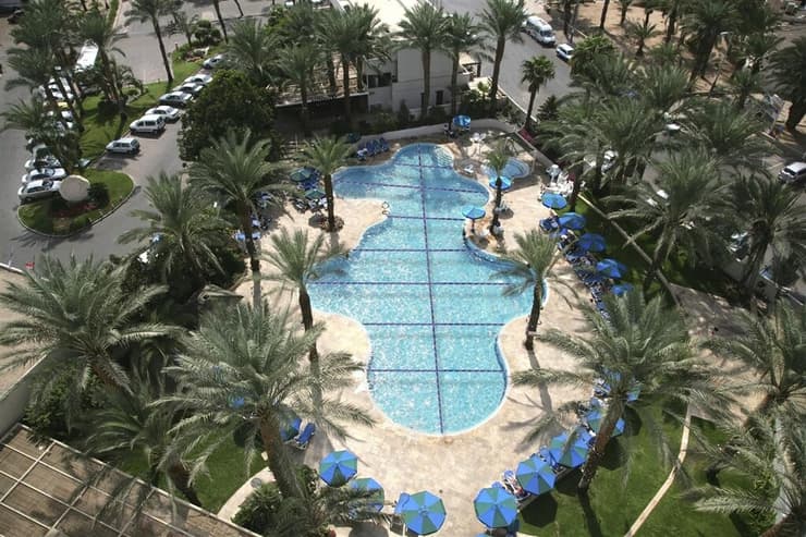 הבריכה המחולקת במלון קיסר