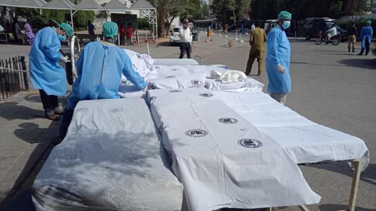 צוות בית החולים מתכונן לקבלת הקורבנות בהתרסקות המטוס בפקיסטן ליד קראצ'י