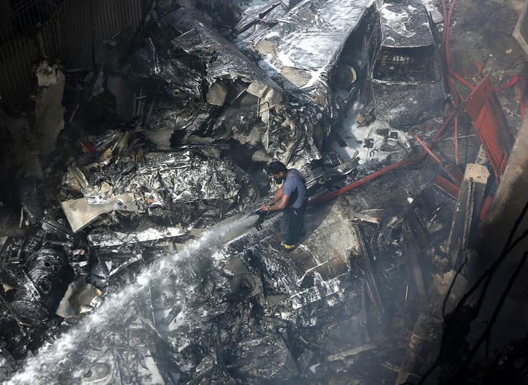  ריסוס מים על מטוס התרסק התרסקות ב פקיסטן ליד קראצ'י