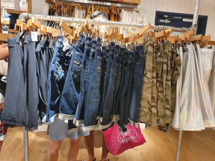 רשת אמריקן איגל: מכנסי ג'ינס באורך המתאים (6 ס"מ מעל הברך), מחיר 199.90 שקל