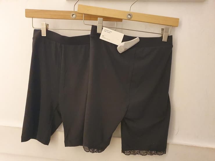 רשת אמריקן איגל: משמאל - מכנסיים קצרים באורך שאינו מתאים (15 ס"מ מהברך), מימין - מכנסיים קצרים עם תחרה באורך כמעט מתאים (עברו בקושי), מחיר: 119.90 שקל