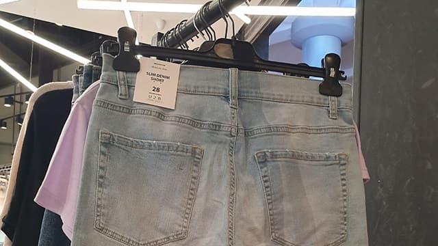 רשת אורבניקה: מכנסי שורטס ג'ינס גזורים באורך המתאים, מחיר: 60 שקל