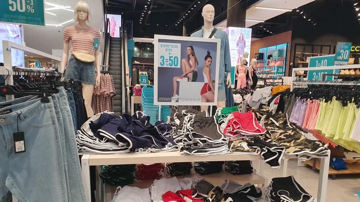רשת אורבניקה: מגוון רחב של מכנסיים קצרים בחזית החנות