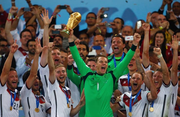 מנואל נוייר מניף את גביע העולם ב-2014