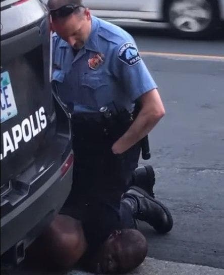 התיעוד שעשה היסטוריה: השוטר דרק שובין כורע על צווארו של ג'ורג' פלויד