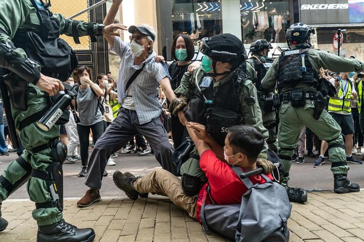 הונג קונג שוטרים מפגינים הפגנה מחאה עצורים